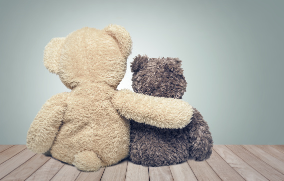teddy bears hugging